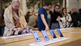 Apple iPhone 16 smartphones are displayed at a store in London, Britain, October 6, 2024. File Photo/Reuters