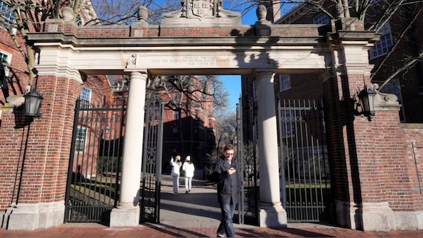 Will Harvard University stop admitting foreign students?