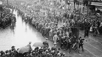 A march in New York City on May Day, May 1, 1909. Image: Library of Congress
