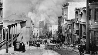 Crowds watching the fires triggered by the earthquake in San Francisco in 1906. Image: Library of Congress.
