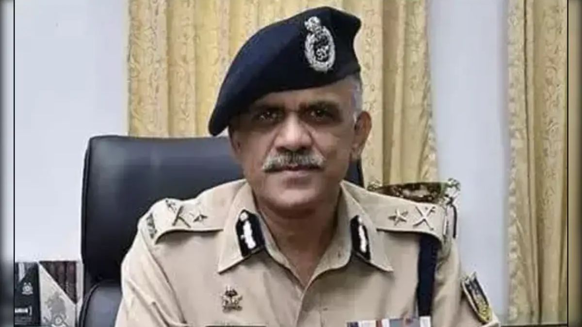 Date is a 1990-batch officer of the Indian Police Service (IPS) from the Maharashtra cadre. X
Date is a 1990-batch officer of the Indian Police Service (IPS) from the Maharashtra cadre. X