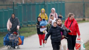 Ukrainian refugees walk after crossing the Ukraine-Poland border. Representative photo | Source: Reuters