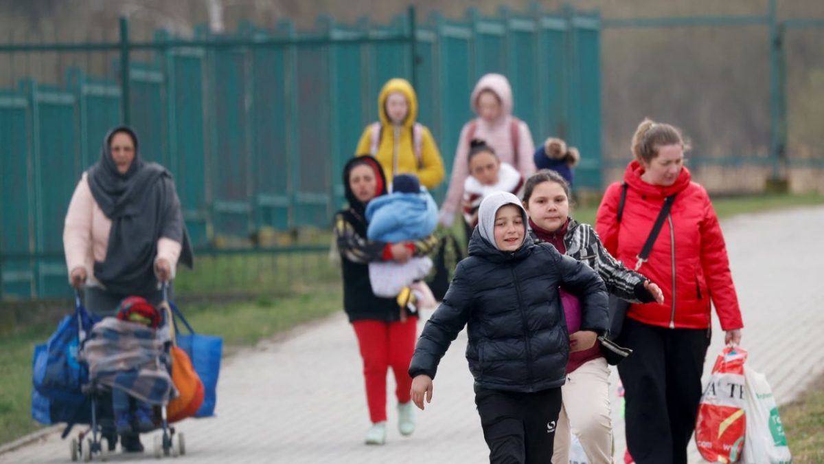 Ukrainian refugees walk after crossing the Ukraine-Poland border. Representative photo | Source: Reuters Ukrainian refugees walk after crossing the Ukraine-Poland border. Representative photo | Source: Reuters