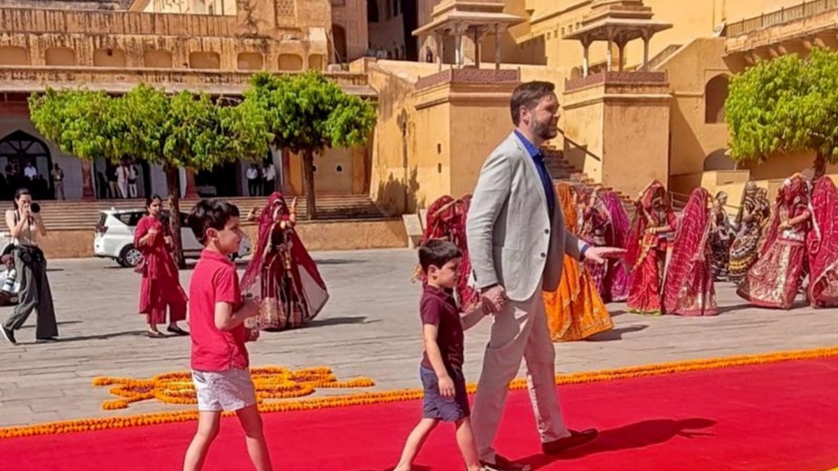 Watch: JD Vance, family tour Jaipur's Amer fort, gets royal welcome with elephants and folk dance Watch: JD Vance, family tour Jaipur's Amer fort, gets royal welcome with elephants and folk dance