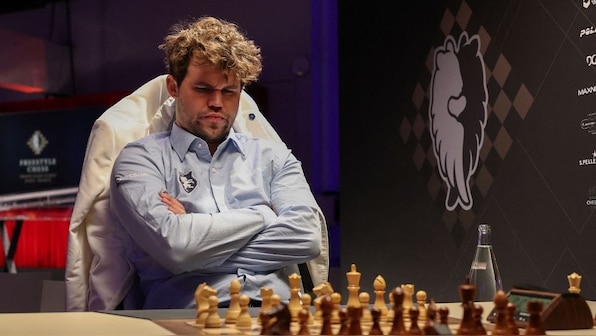 Chess legend Magnus Carlsen recreates 26-piece position after looking at board for just two seconds