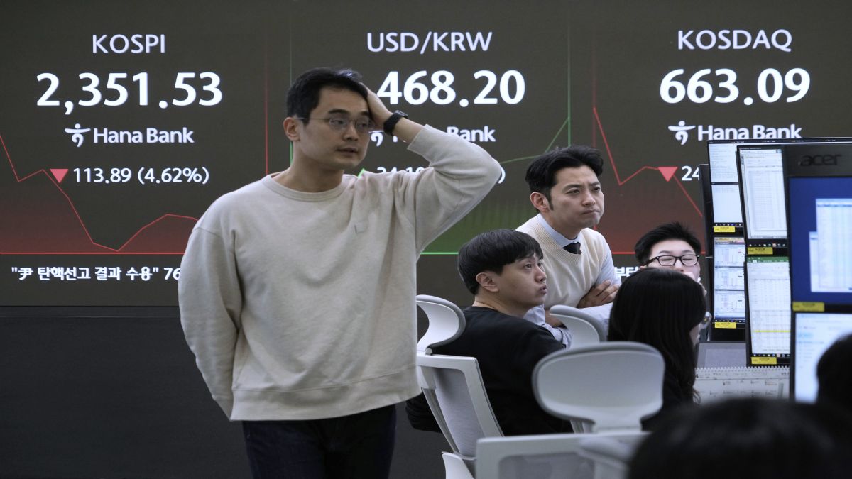 Currency traders work near a screen showing the Korea Composite Stock Price Index (KOSPI), at the foreign exchange dealing room of the KEB Hana Bank headquarters in Seoul, South Korea. AP Currency traders work near a screen showing the Korea Composite Stock Price Index (KOSPI), at the foreign exchange dealing room of the KEB Hana Bank headquarters in Seoul, South Korea. AP