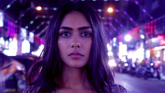Mrunal Thakur reveals how the media ran after a starkid in the middle of her interview: 'I was being awarded the same night as Janhvi Kapoor and...'