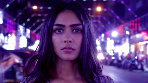Mrunal Thakur reveals how the media ran after a starkid in the middle of her interview: 'I was being awarded the same night as Janhvi Kapoor and...'