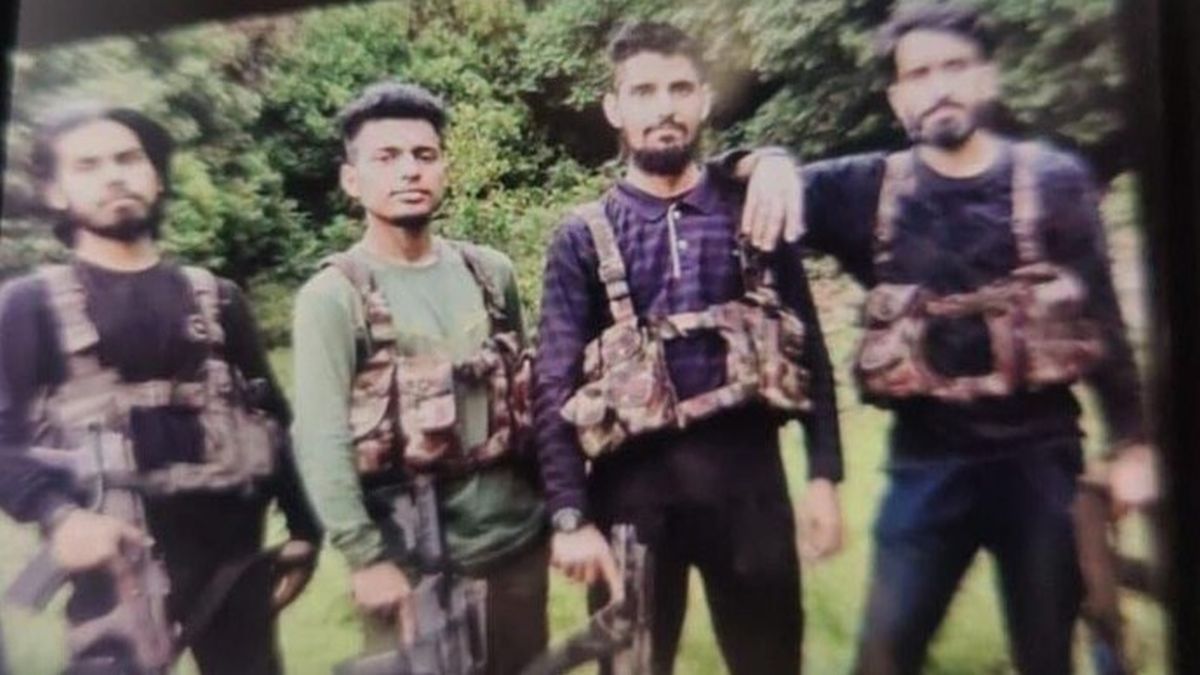 Pahalgam terrorists wore military fatigues, used M4 carbine & AK-47s: Reports Pahalgam terrorists wore military fatigues, used M4 carbine & AK-47s: Reports