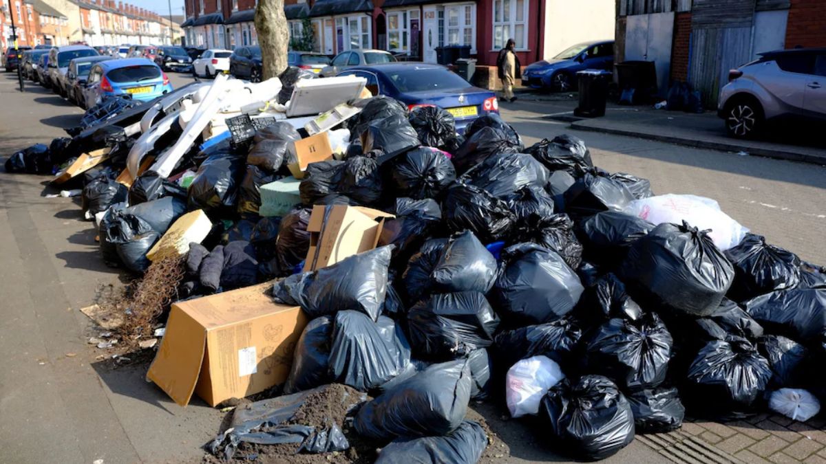 With streets overflowing with more than 17,000 tonnes of uncollected rubbish, Birmingham has declared a ‘major incident’ With streets overflowing with more than 17,000 tonnes of uncollected rubbish, Birmingham has declared a ‘major incident’