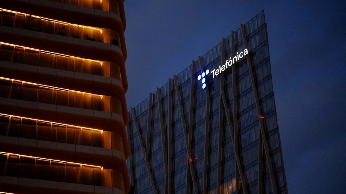 Spain: All major mobile networks down 4 weeks after country saw power massive outage