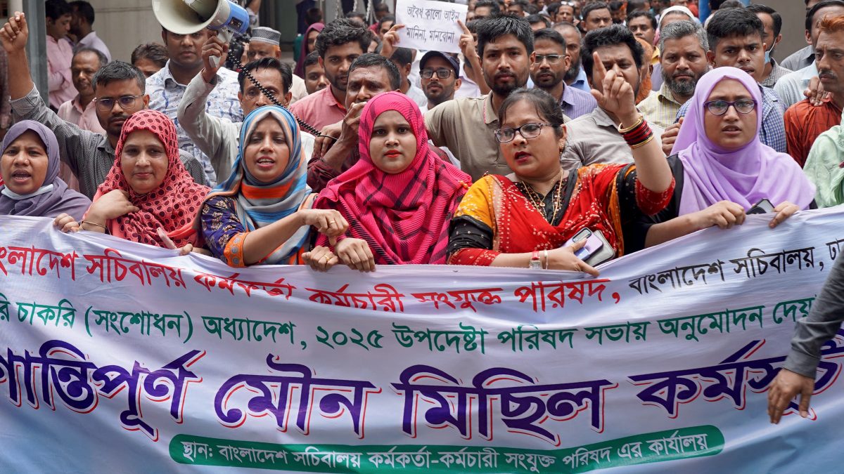 Bangladesh crisis deepens: Yunus govt deploys SWAT, BGB to control protesting secretariat staff Bangladesh crisis deepens: Yunus govt deploys SWAT, BGB to control protesting secretariat staff