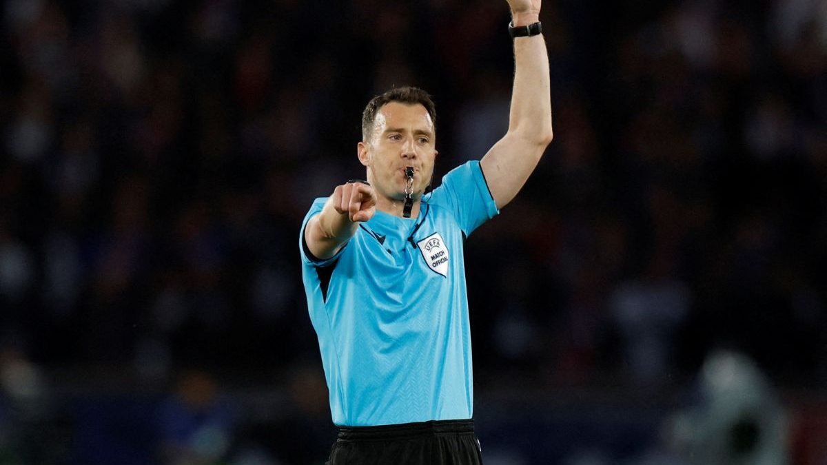 Felix Zwayer during a Champions League match between PSG and Arsenal. Image: Reuters Felix Zwayer during a Champions League match between PSG and Arsenal. Image: Reuters