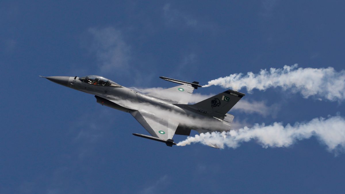 Pakistan Air Force (PAF) fighter jet F-16 performs to commemorate Pakistan Air Force's 'Operation Swift Retort', following the shot down of Indian military aircrafts on February 27, 2019 in Kashmir, during an air show in Karachi, Pakistan February 27, 2020. (Photo: Reuters) Pakistan Air Force (PAF) fighter jet F-16 performs to commemorate Pakistan Air Force's 'Operation Swift Retort', following the shot down of Indian military aircrafts on February 27, 2019 in Kashmir, during an air show in Karachi, Pakistan February 27, 2020. (Photo: Reuters)