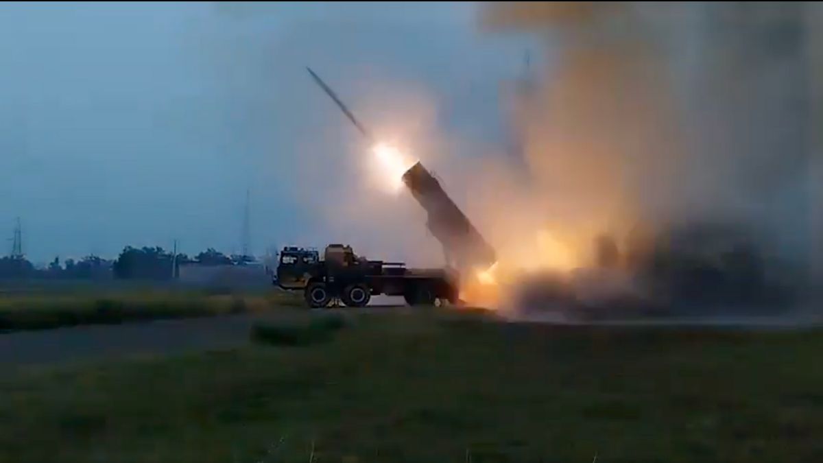 The photograph shows a Pakistani truck-mounted system launching missiles into India on May 10, 2025. The photograph shows a Pakistani truck-mounted system launching missiles into India on May 10, 2025.