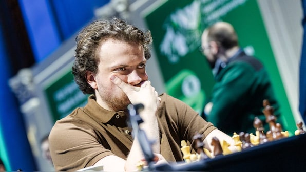 Hans Niemann questions Hikaru Nakamura using headphones during prize money tournaments: 'Clear competitive advantage'