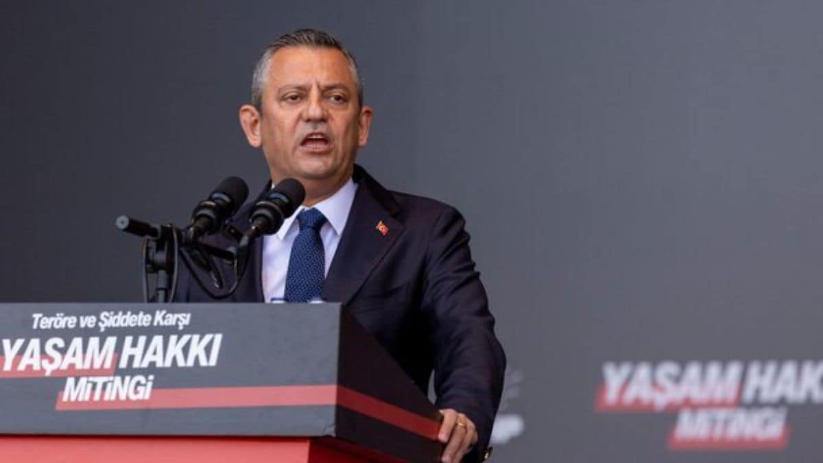 Turkey opposition leader Özgür Özel attacked at Istanbul event, sparking safety concerns