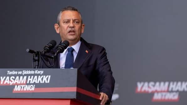 Turkey opposition leader Özgür Özel attacked at Istanbul event, sparking safety concerns