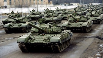 Russian tanks take part in a training session in preparation for the Victory Day military parade in downtown, Moscow, March 22, 1995. File Image/Reuters