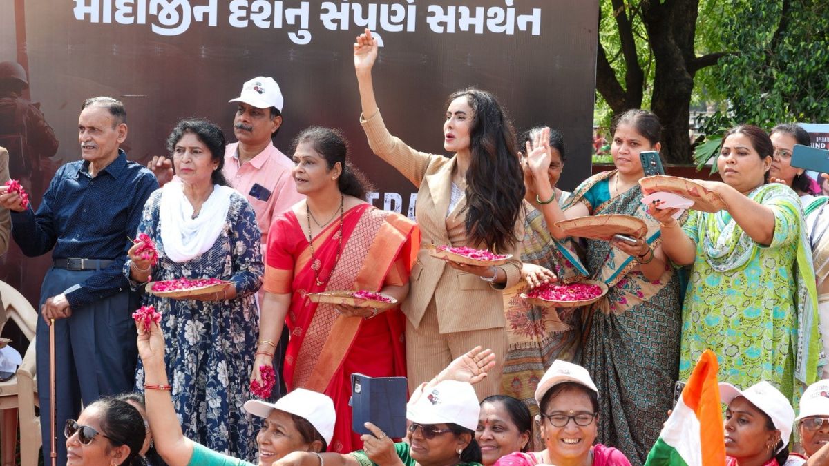 Watch | Col Sofiya Qureshi’s family showers PM Modi with flower petals during Vadodara roadshow Watch | Col Sofiya Qureshi’s family showers PM Modi with flower petals during Vadodara roadshow