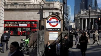 People enjoy the sun on the wall of the Bank of England building in London, Britain, March 19, 2025. File Photo/Reuters