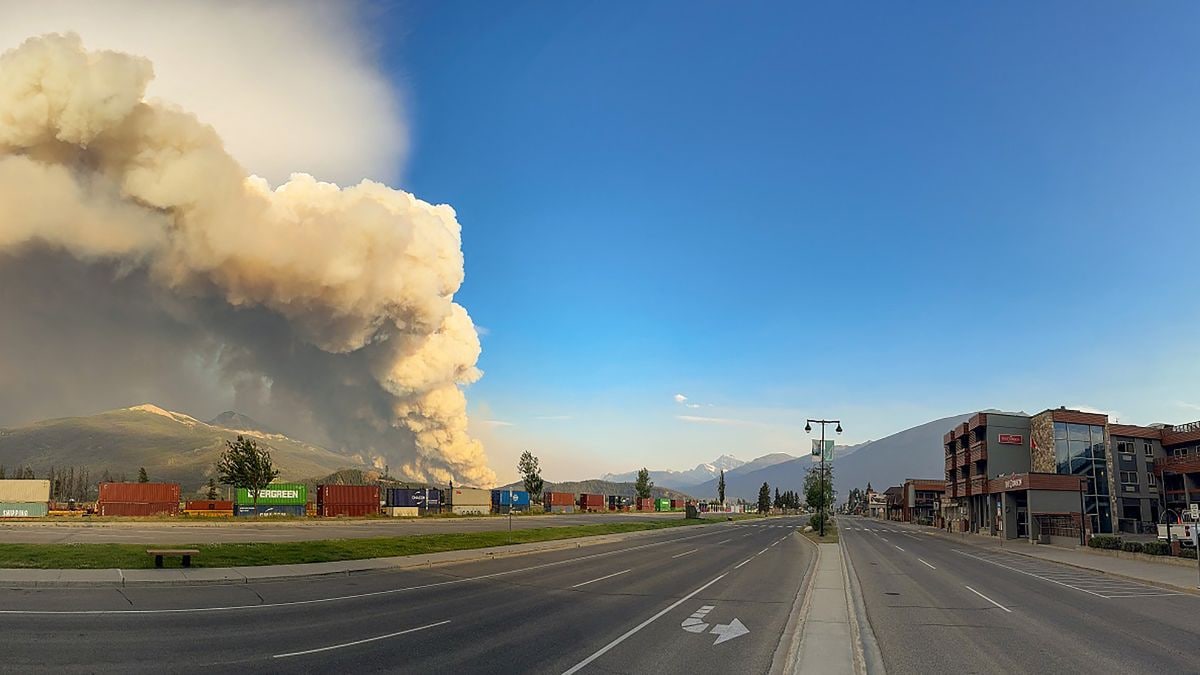 Huge wildfires sweep across central Canada, 2 killed, 1,000 evacuated