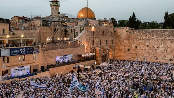 'Death to Arabs': Far-right Israelis clash with Palestinians during Jerusalem Day parade