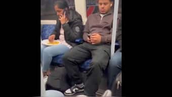 A video of a woman eating with her hands on a public transport has gone viral. X/@RadioGenoa