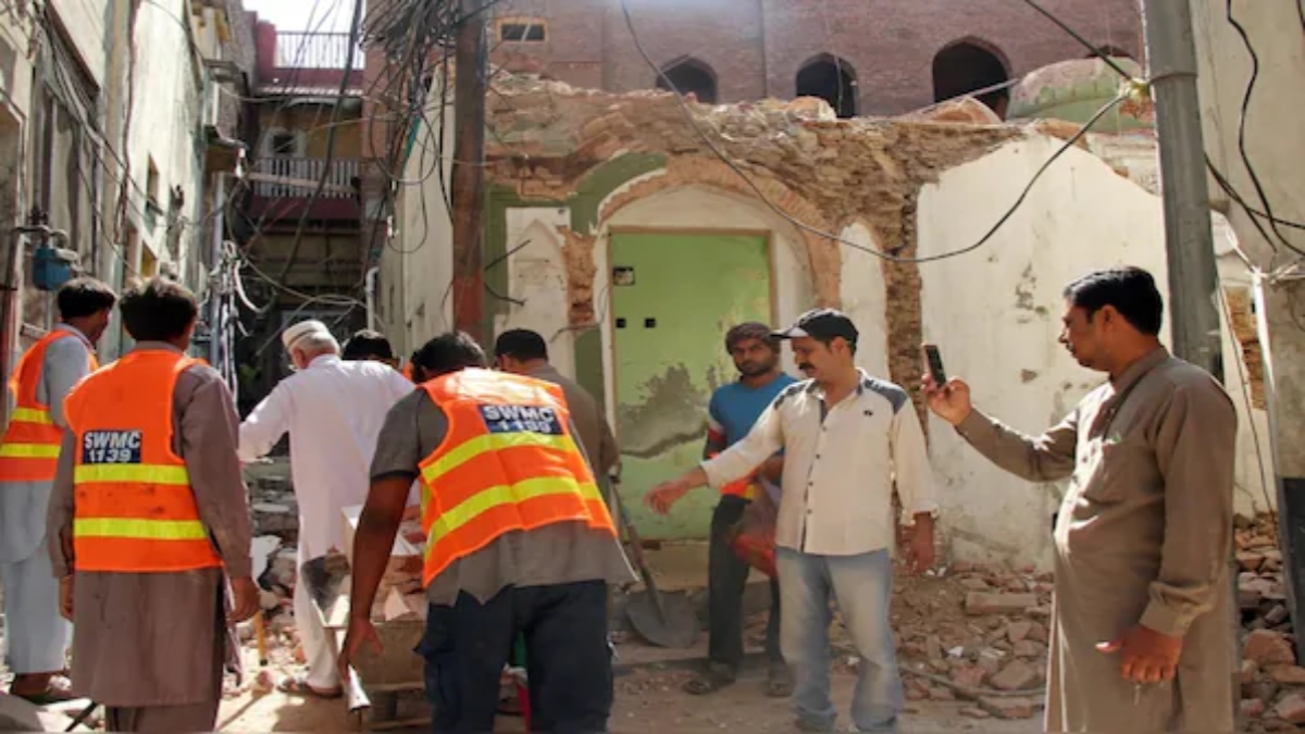 Pakistani volunteers collect debris from an Ahmadi mosque demolished by an angry mob, in the eastern city of Sialkot. Source: File Image / AP Pakistani volunteers collect debris from an Ahmadi mosque demolished by an angry mob, in the eastern city of Sialkot. Source: File Image / AP