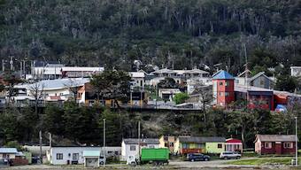 View of Puerto Williams, Chile, on January 9, 2024. Chilean authorities issued a tsunami warning for the country's southernmost region on the morning of May 2, 2025, after a major 7.5-magnitude earthquake struck in the Drake Passage. Source: AFP