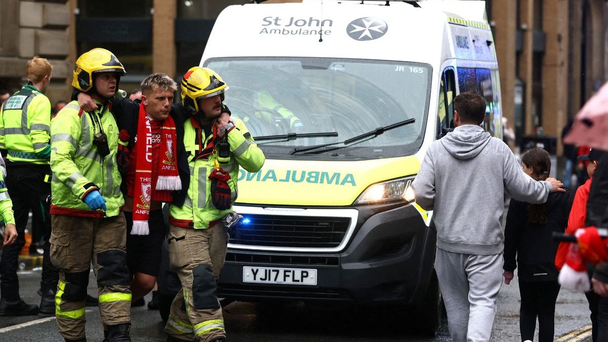 Shocking video emerges after car plows through celebrating Liverpool fans at trophy parade – WATCH Shocking video emerges after car plows through celebrating Liverpool fans at trophy parade – WATCH