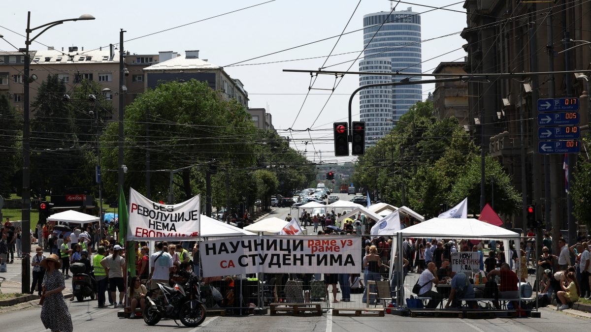 Anti-government protests continue in Serbia's Belgrade as students call for early vote