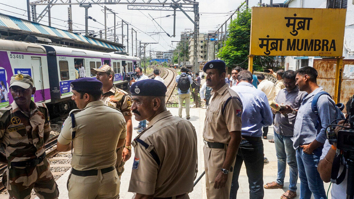 7 lives lost daily: Why everyday travel in Mumbai local trains is a risky affair 7 lives lost daily: Why everyday travel in Mumbai local trains is a risky affair