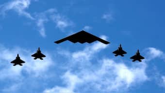  A US Air Force B-2 Spirit Stealth Bomber (C) is flanked by 4 US Marine Corps F-35 fighters during a flyover of military aircraft down the Hudson River and New York Harbor past York City, and New Jersey, US, July 4, 2020. REUTERS/Mike Segar/File Photo