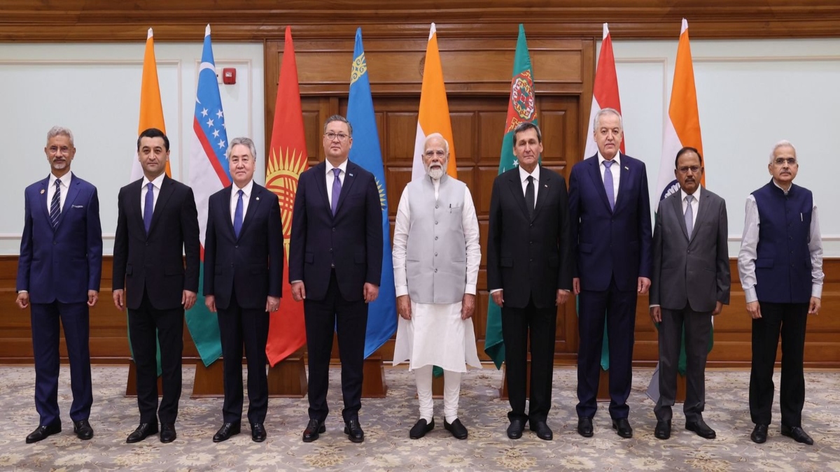 Prime Minister Narendra Modi on Friday met the foreign ministers of Kazakhstan, Kyrgyz Republic, Tajikistan, Turkmenistan, and Uzbekistan. Image Courtesy: @narendramodi Prime Minister Narendra Modi on Friday met the foreign ministers of Kazakhstan, Kyrgyz Republic, Tajikistan, Turkmenistan, and Uzbekistan. Image Courtesy: @narendramodi