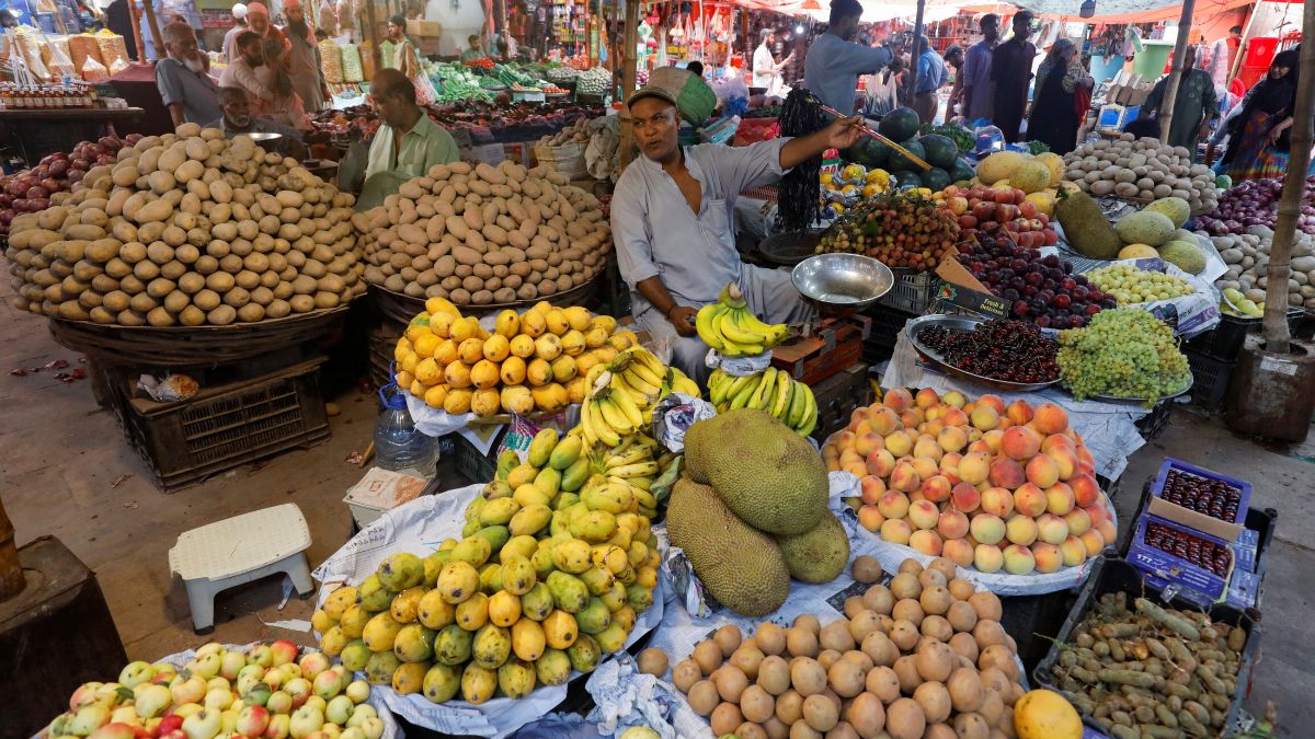 A vendor speaks with a customer while selling fruits at a market in Karachi, Pakistan June 8, 2023. (Photo: Reuters) A vendor speaks with a customer while selling fruits at a market in Karachi, Pakistan June 8, 2023. (Photo: Reuters)