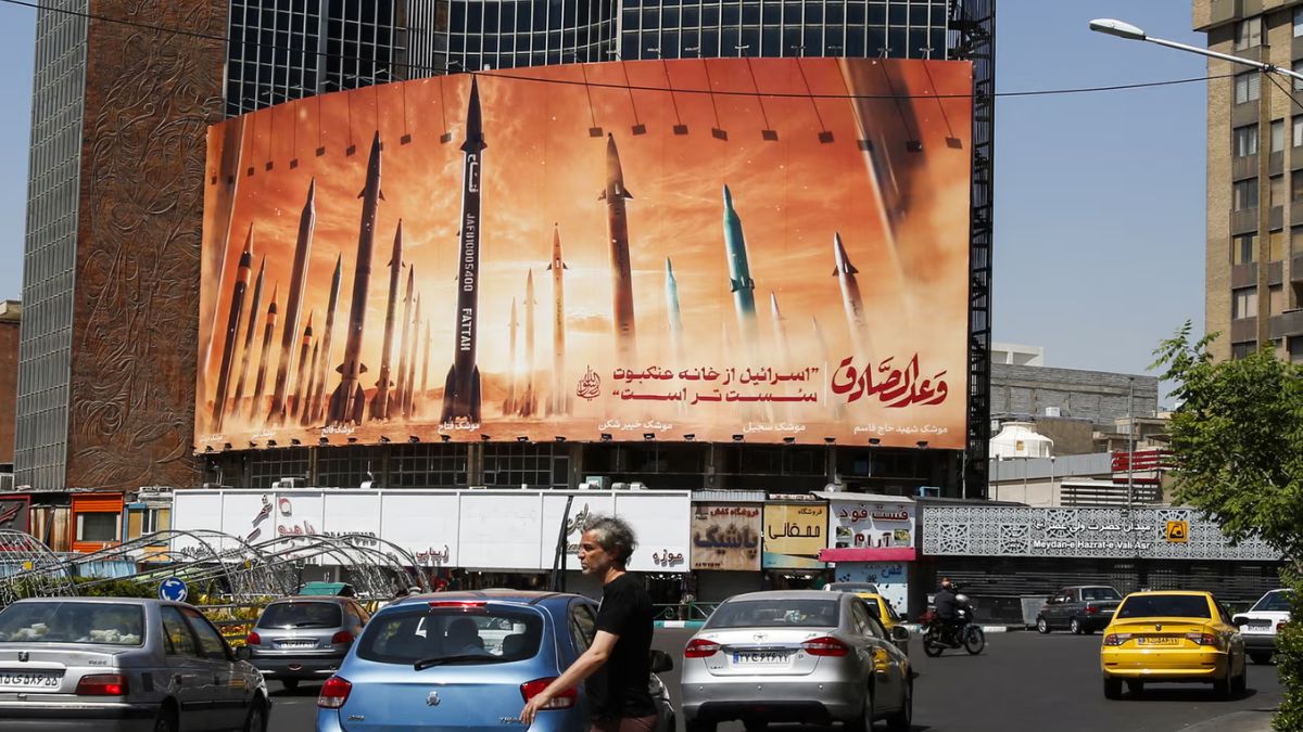 A poster depicting missiles in Tehran, Iran. (Photo: AFP) A poster depicting missiles in Tehran, Iran. (Photo: AFP)