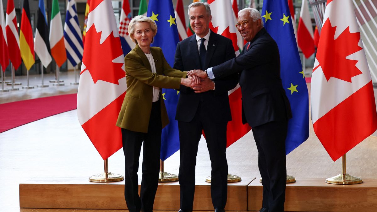 European Union chief Ursula von der Leyen and European Council President Antonio Costa join hands with Canadian Prime Minister Mark Carney, as they welcome him for an EU-Canada summit in Brussels, Belgium June 23, 2025. (Reuters/Gonzalo Fuentes) European Union chief Ursula von der Leyen and European Council President Antonio Costa join hands with Canadian Prime Minister Mark Carney, as they welcome him for an EU-Canada summit in Brussels, Belgium June 23, 2025. (Reuters/Gonzalo Fuentes)