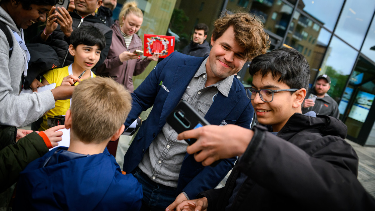 Magnus Carlsen obliges a selfie request from a young fan at the Norway Chess tournament in Stavanger, Norway. Image credit: Michal Walusza/Norway Chess Magnus Carlsen obliges a selfie request from a young fan at the Norway Chess tournament in Stavanger, Norway. Image credit: Michal Walusza/Norway Chess