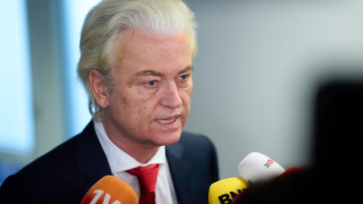 Far-right lawmaker Geert Wilders talks to the media after pulling his party out of the four-party Dutch coalition in The Hague, Netherlands, Tuesday, June 3, 2025. (AP Photo) Far-right lawmaker Geert Wilders talks to the media after pulling his party out of the four-party Dutch coalition in The Hague, Netherlands, Tuesday, June 3, 2025. (AP Photo)