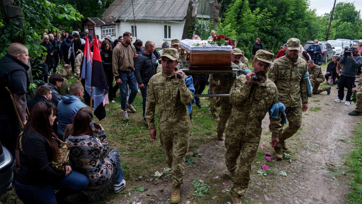 Under fragile truce, Ukraine receives remains of 1,200 soldiers from Russia Under fragile truce, Ukraine receives remains of 1,200 soldiers from Russia