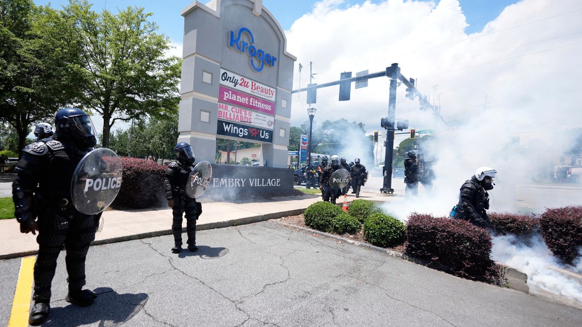 Police break up a crowed during a "No Kings" protest in Dekalb County, near Atlanta, Saturday, June 14, 2025. (AP Photo) Police break up a crowed during a "No Kings" protest in Dekalb County, near Atlanta, Saturday, June 14, 2025. (AP Photo)