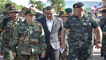 Commander-in-chief of the Royal Thai Army General Pana Klaewplodthuk (R) and Commander of the Royal Cambodian Army General Mao Sophan (L). Image: Handout / ROYAL THAI ARMY/AFP