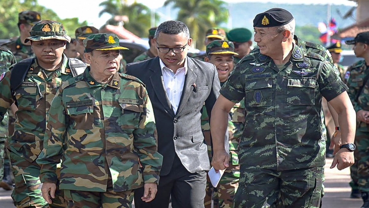 Commander-in-chief of the Royal Thai Army General Pana Klaewplodthuk (R) and Commander of the Royal Cambodian Army General Mao Sophan (L). Image: Handout / ROYAL THAI ARMY/AFP Commander-in-chief of the Royal Thai Army General Pana Klaewplodthuk (R) and Commander of the Royal Cambodian Army General Mao Sophan (L). Image: Handout / ROYAL THAI ARMY/AFP