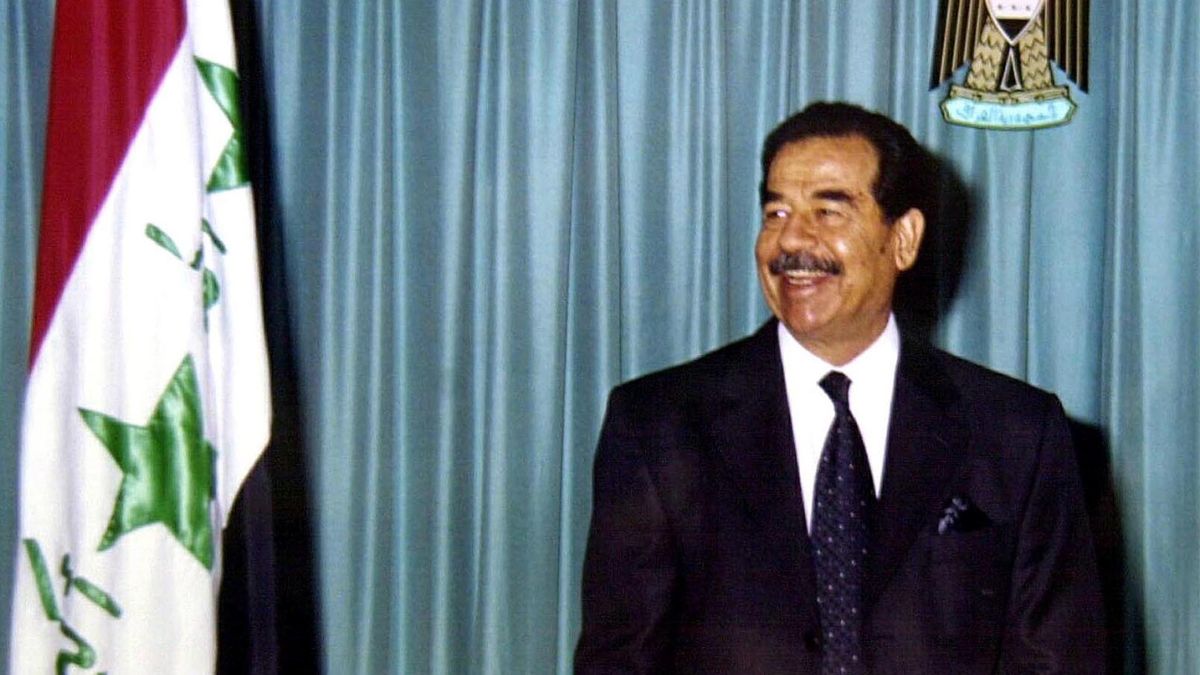 Iraqi President Saddam Hussein stands by an Iraqi flag, January 17, 2002. File Photo/Reuters Iraqi President Saddam Hussein stands by an Iraqi flag, January 17, 2002. File Photo/Reuters