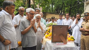 Pushkaraj Sabharwal, father of Captain Sumeet Sabharwal who was the pilot of the Air India plane which crashed in Ahmedabad last week, with others pays tribute after his son's mortal remains were brought to Mumbai for his last rites, Tuesday, June 17, 2025.  PTI