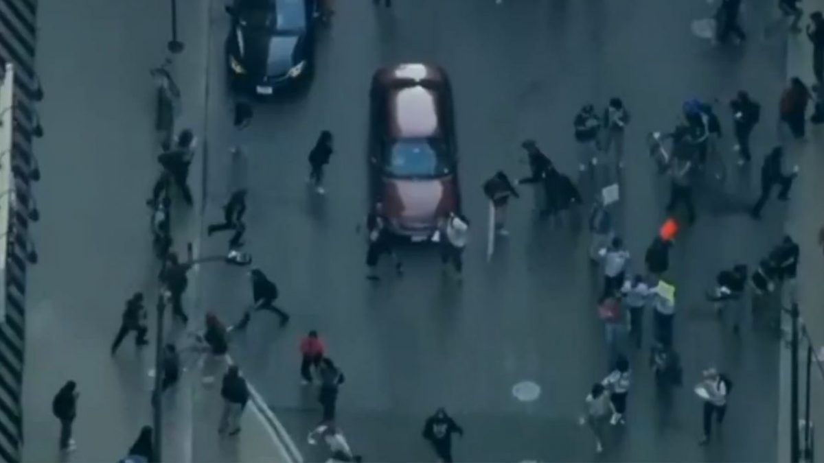 Video: Car ploughs into anti-ICE protestors in Chicago Video: Car ploughs into anti-ICE protestors in Chicago