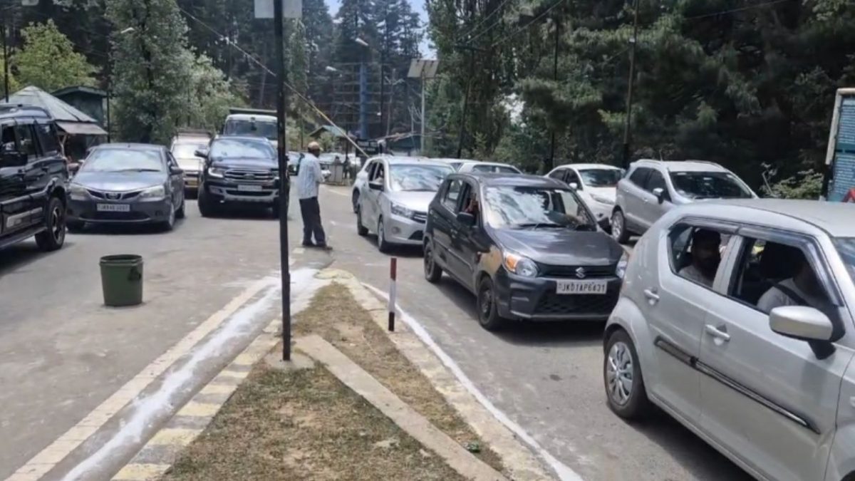 Jammu-Kashmir: Massive rush of tourists in Pahalgam after reopening of the tourist destination Jammu-Kashmir: Massive rush of tourists in Pahalgam after reopening of the tourist destination