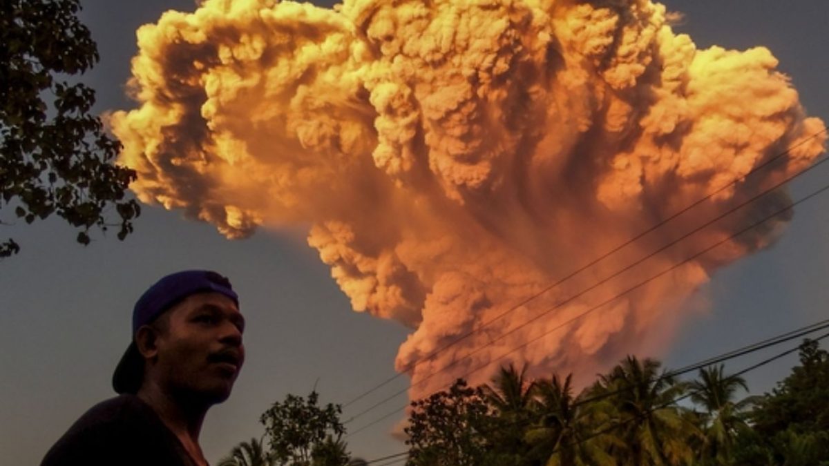 A villager watches the eruption of Mount Lewotobi Laki-Laki as seen from Talibura village in Sikka, East Nusa Tenggara, on June 17, 2025. Source: AFP A villager watches the eruption of Mount Lewotobi Laki-Laki as seen from Talibura village in Sikka, East Nusa Tenggara, on June 17, 2025. Source: AFP