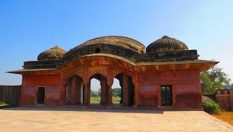 Pavilion with a curved roof in the Bagh Badshahi at Khajuha